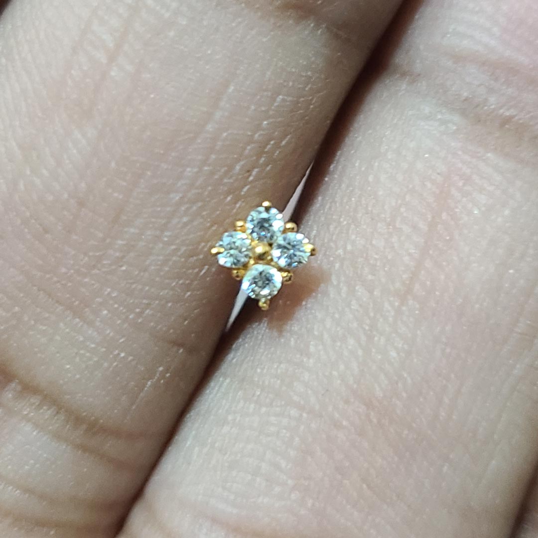 4 stone Traditional 18K gold Diamond Cut Nosepin
