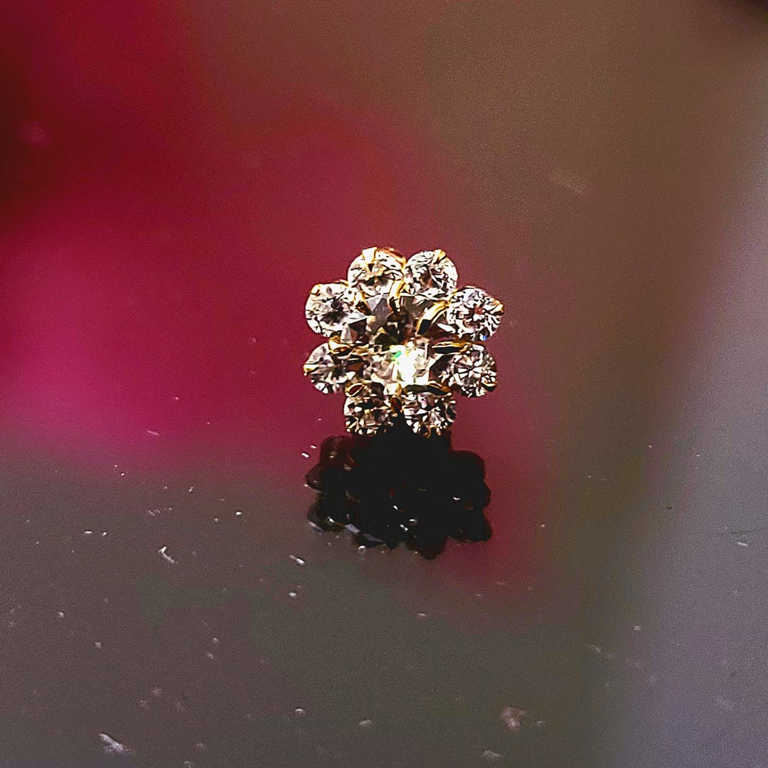 9 stone Traditional 18K gold Diamond Cut Nosepin